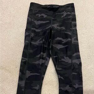 Athleta ultimate 7/8 legging in grey & black camouflage